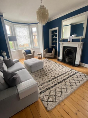 Pass the Keys Homely 2 Bed Flat near City Centre - Free Parking